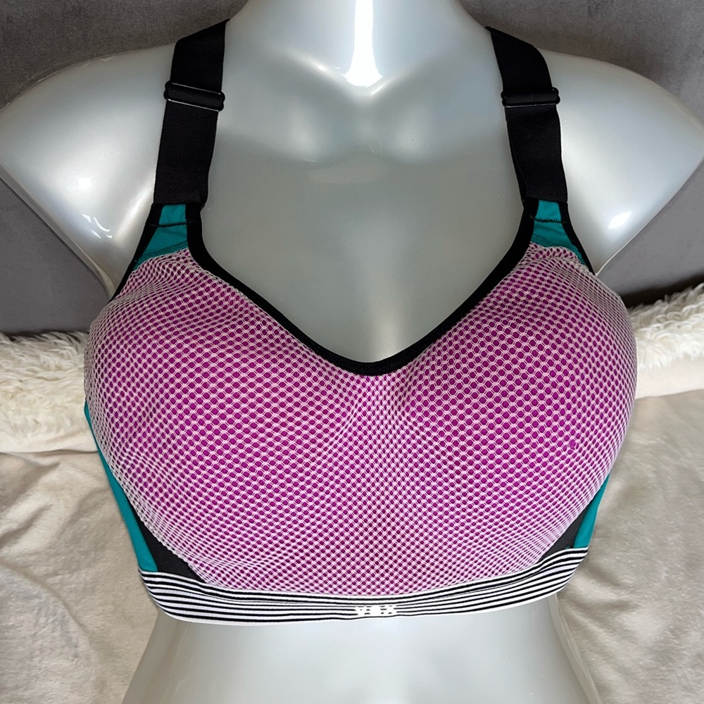 Victoria Secret’s 34D sports bra. GUC! Adjustable straps and multiple clasps.